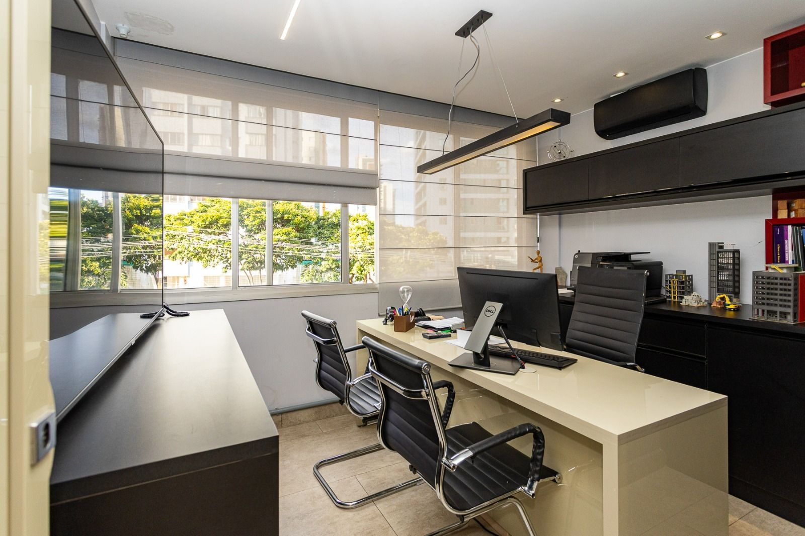 Sala de reunião com vista para as árvores de Águas Claras